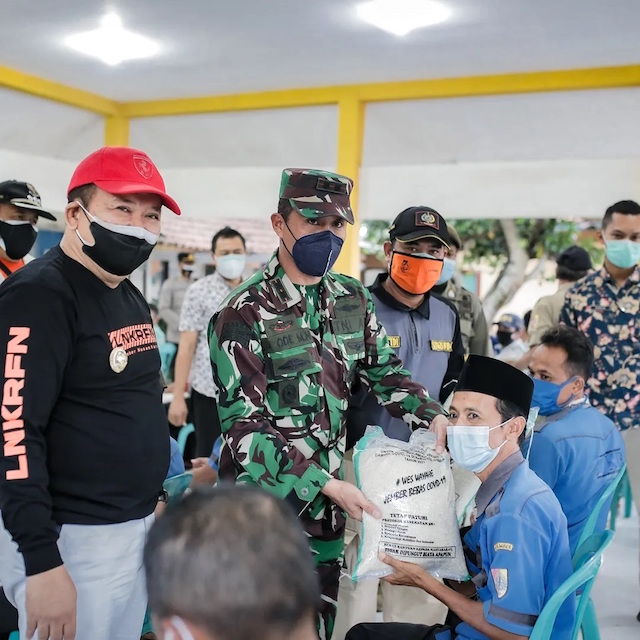 Forkopimda Bagikan Sembako ke Warga Jember Lor dan Bintoro